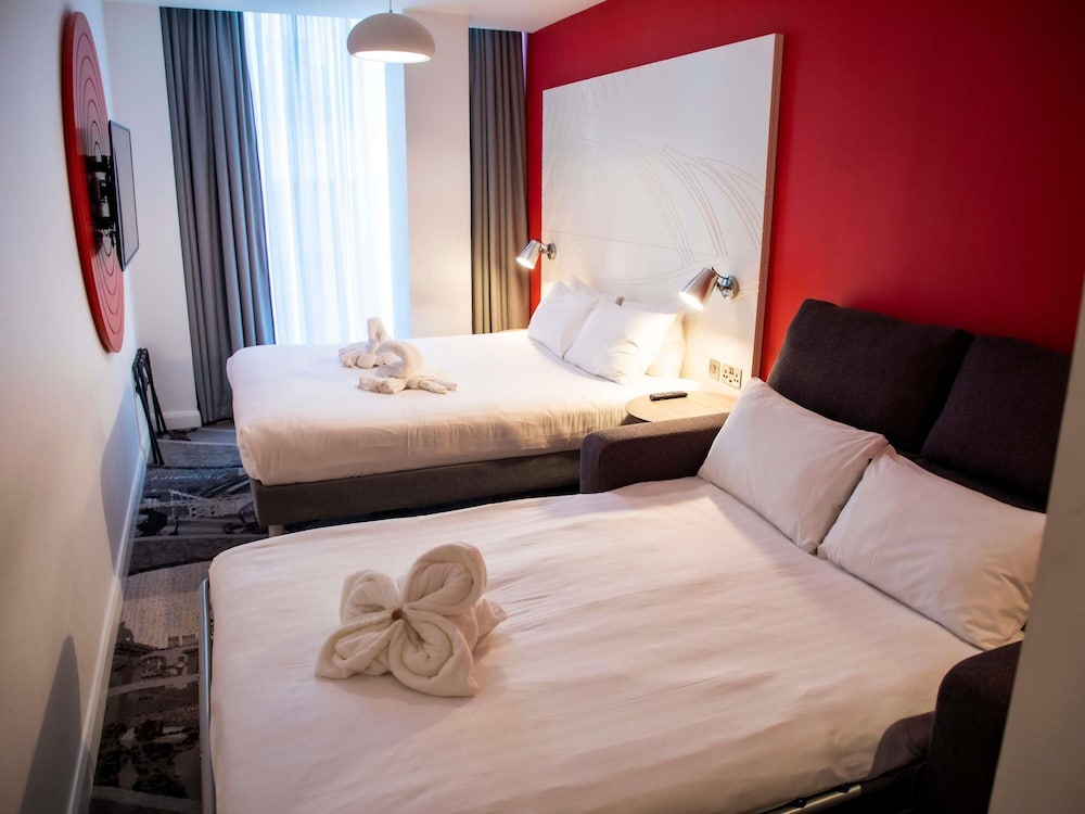 Habitación, 1 cama doble con sofá cama del hotel Ibis Styles Glasgow Central. Foto 4