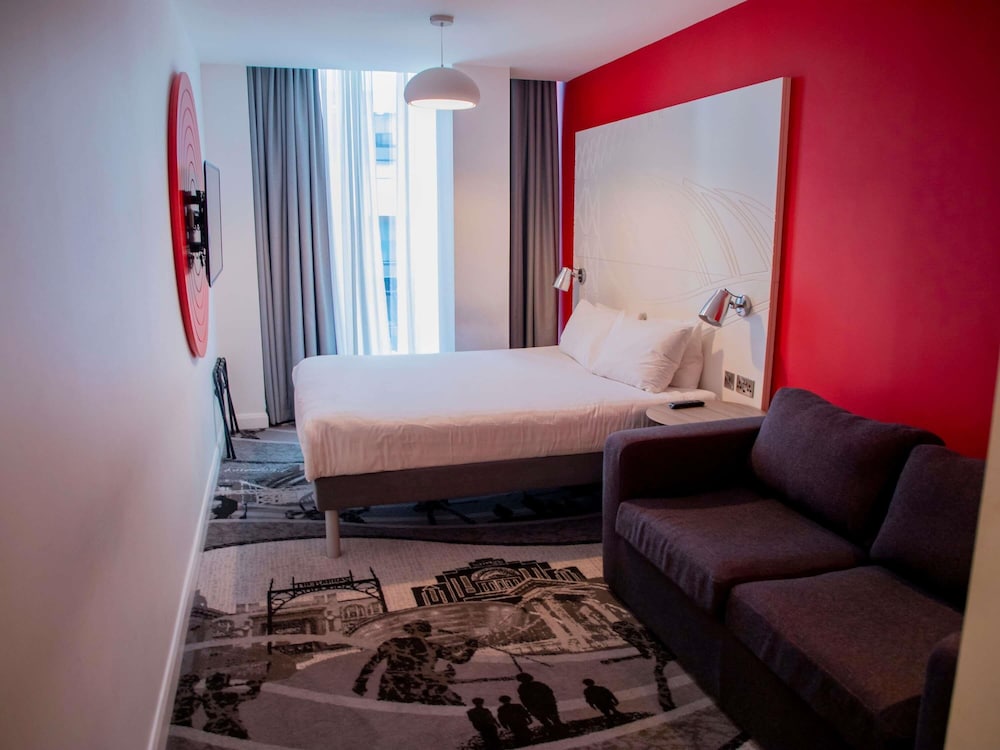 Habitación, 1 cama doble con sofá cama del hotel Ibis Styles Glasgow Central. Foto 6