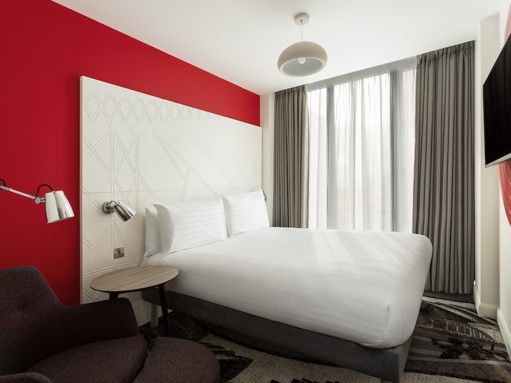 Habitación, 1 cama doble con sofá cama del hotel Ibis Styles Glasgow Central. Foto 10