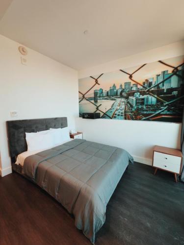 Habitación con cama grande y balcón del hotel The Bogart By Luxurban, Trademark Collection By Wyndham