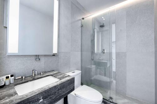 Habitación con cama grande y balcón del hotel The Bogart By Luxurban, Trademark Collection By Wyndham. Foto 3