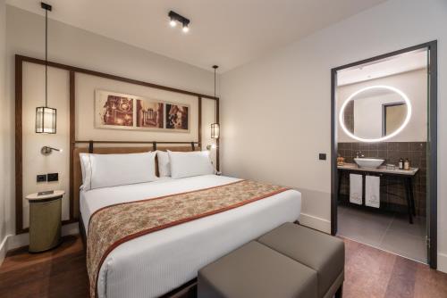 Habitación Deluxe con vistas al Alcázar del hotel Áurea Toledo. Foto 3