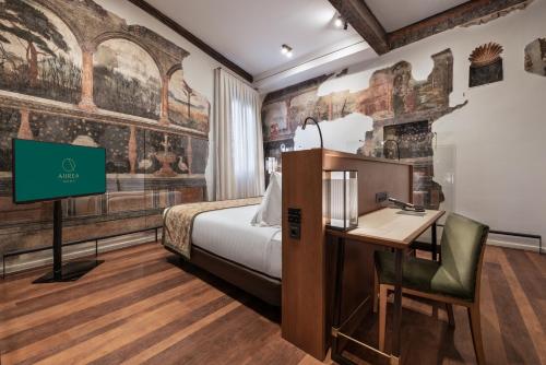 Habitación con pinturas de murales del hotel Áurea Toledo. Foto 1