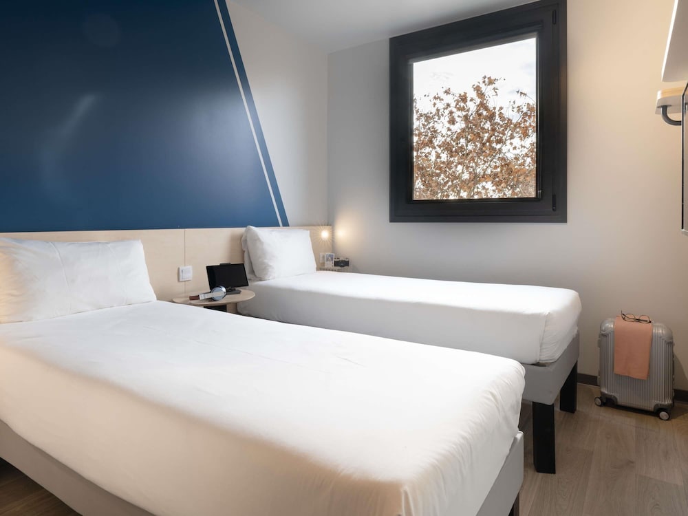 Habitación Standard con 2 camas individuales del hotel ibis budget Valencia Centro Puerto