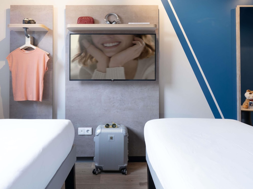 Habitación Standard con 2 camas individuales del hotel ibis budget Valencia Centro Puerto. Foto 4