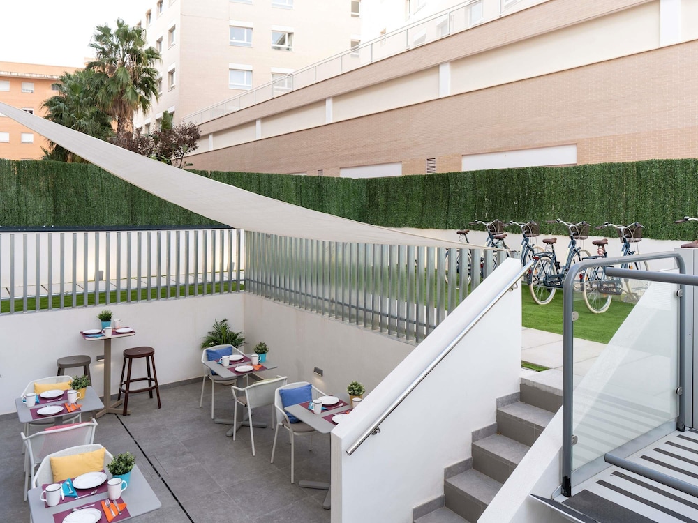 Habitación Standard con 2 camas individuales del hotel ibis budget Valencia Centro Puerto. Foto 6