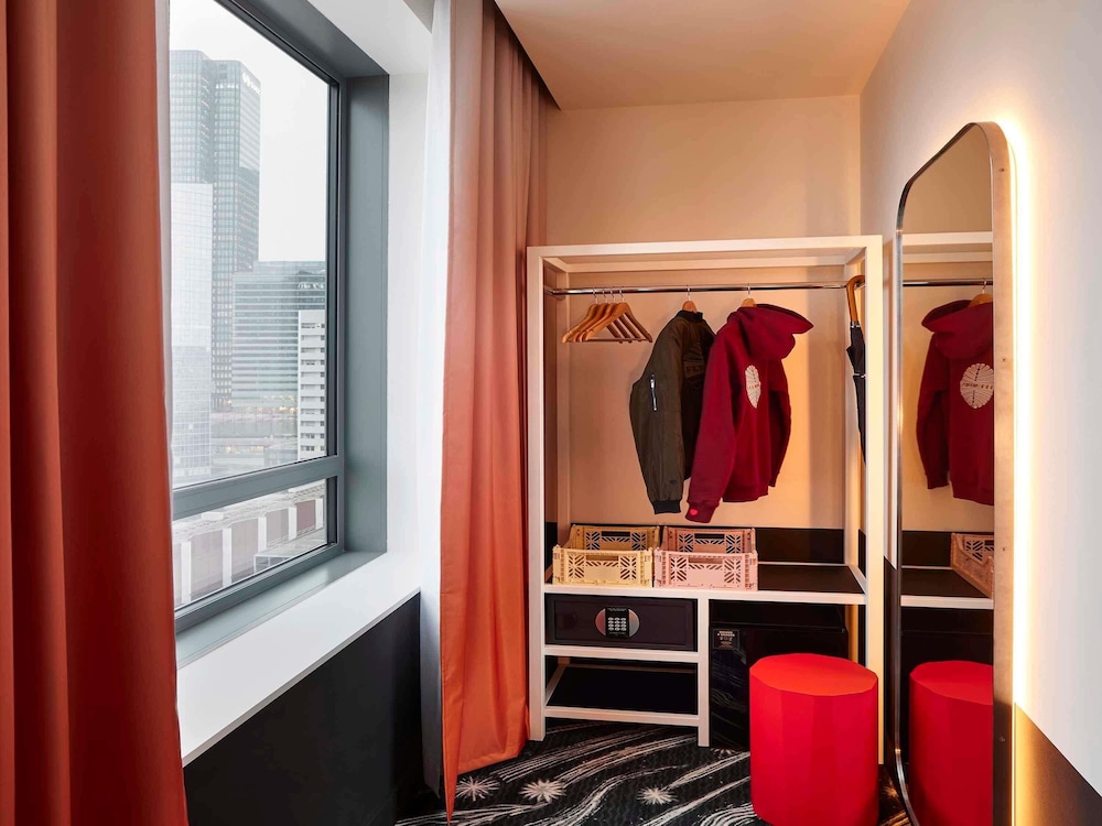 Medium Mama Double del hotel Mama Shelter Paris La Défense. Foto 3