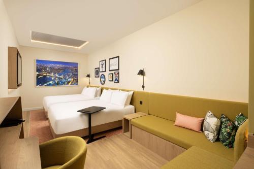 Queen Room with Two Queen Beds - No Window del hotel Hampton By Hilton London Old Street. Foto 1