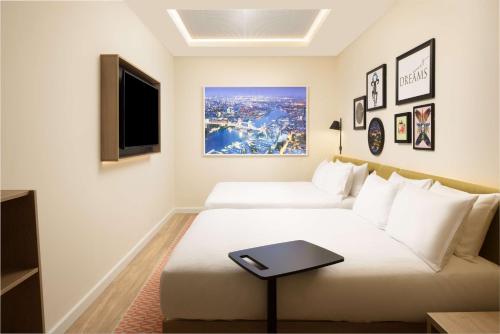 Queen Room with Two Queen Beds - No Window del hotel Hampton By Hilton London Old Street. Foto 3