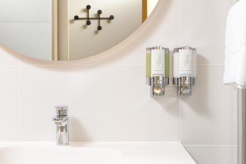 Queen Room with Two Queen Beds - No Window del hotel Hampton By Hilton London Old Street. Foto 4