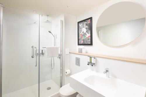 Queen Room with Two Queen Beds - No Window del hotel Hampton By Hilton London Old Street. Foto 5