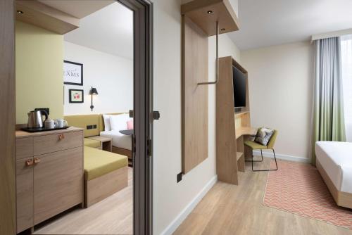 Habitación con cama grande del hotel Hampton By Hilton London Old Street. Foto 5