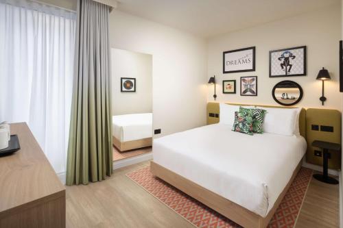 Habitación con cama grande del hotel Hampton By Hilton London Old Street. Foto 7