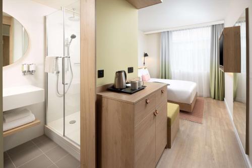 Habitación con cama grande del hotel Hampton By Hilton London Old Street. Foto 9