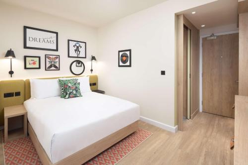 Habitación con cama grande del hotel Hampton By Hilton London Old Street. Foto 12