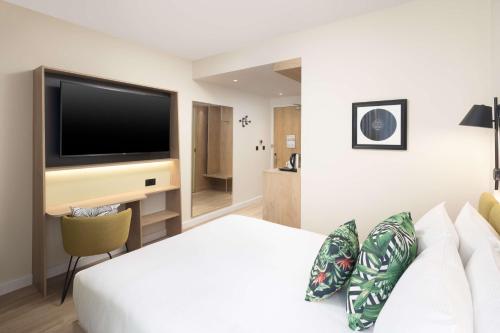 Habitación con cama grande del hotel Hampton By Hilton London Old Street. Foto 13