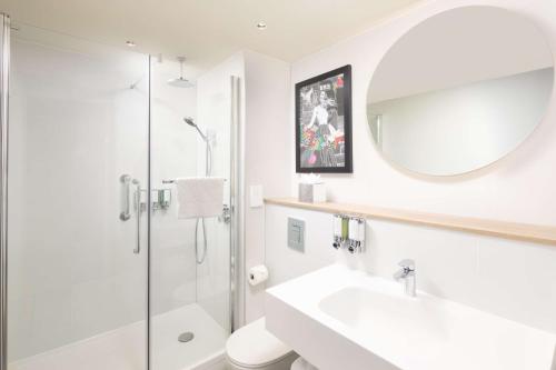 Habitación con cama grande del hotel Hampton By Hilton London Old Street. Foto 14