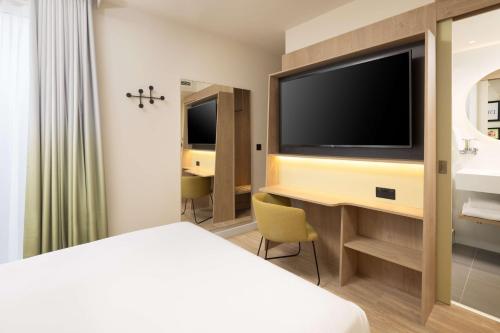 Habitación con cama grande del hotel Hampton By Hilton London Old Street. Foto 15