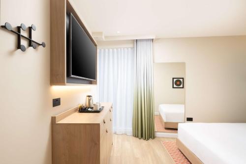 Habitación con cama grande del hotel Hampton By Hilton London Old Street. Foto 18