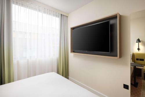 Habitación con cama grande del hotel Hampton By Hilton London Old Street. Foto 19