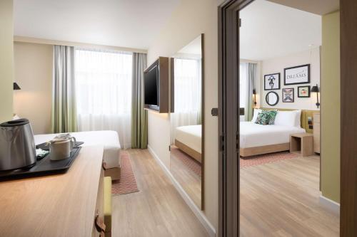 Habitación con cama grande del hotel Hampton By Hilton London Old Street. Foto 21