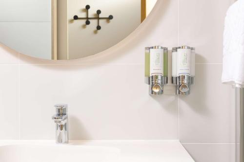 Habitación con cama grande del hotel Hampton By Hilton London Old Street. Foto 23