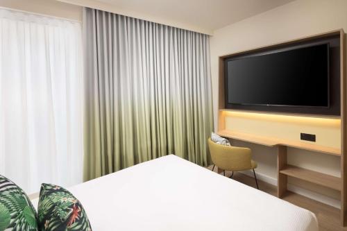 Habitación con cama grande del hotel Hampton By Hilton London Old Street. Foto 24