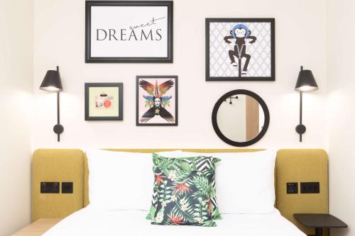 Habitación con cama grande del hotel Hampton By Hilton London Old Street. Foto 25