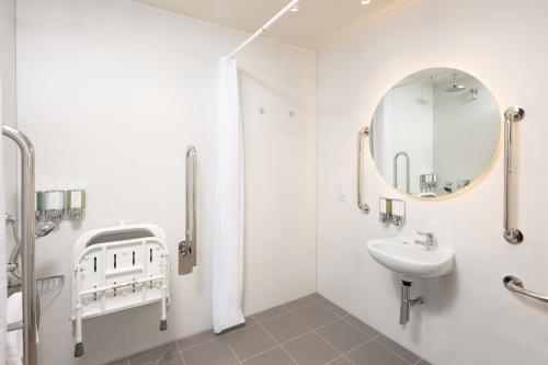 Habitación adaptada para personas de movilidad reducida - 1 cama grande del hotel Hampton By Hilton London Old Street. Foto 3