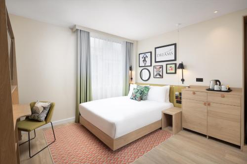 Habitación adaptada para personas de movilidad reducida - 1 cama grande del hotel Hampton By Hilton London Old Street. Foto 4