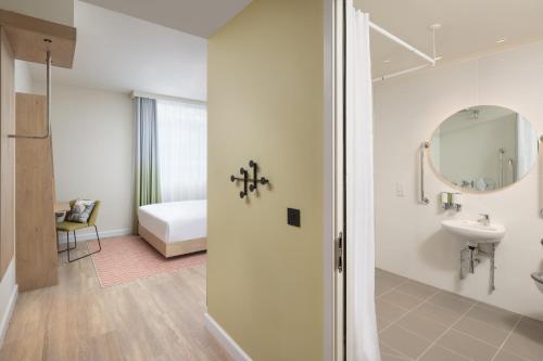 Habitación adaptada para personas de movilidad reducida - 1 cama grande del hotel Hampton By Hilton London Old Street. Foto 5