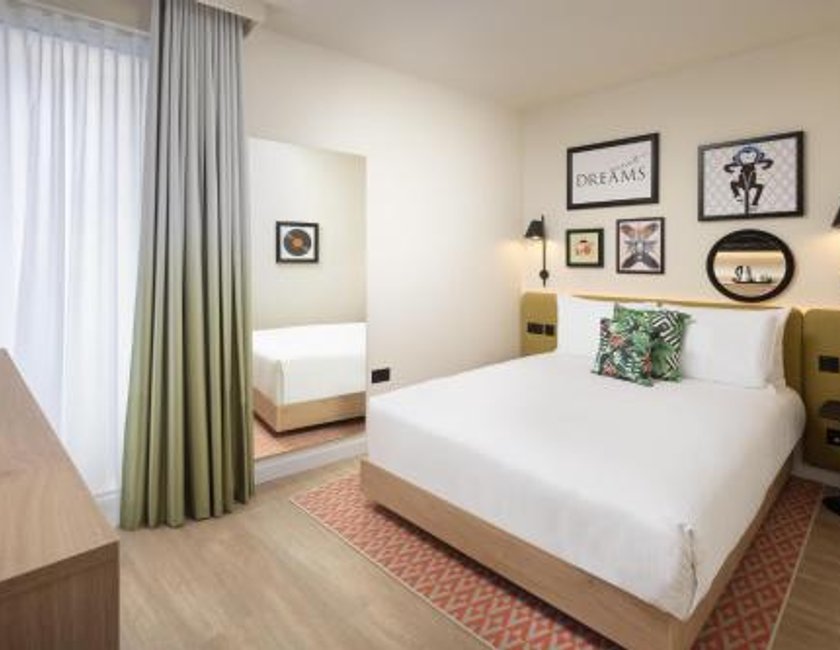 Habitación con cama grande del hotel Hampton By Hilton London Old Street. Foto 8