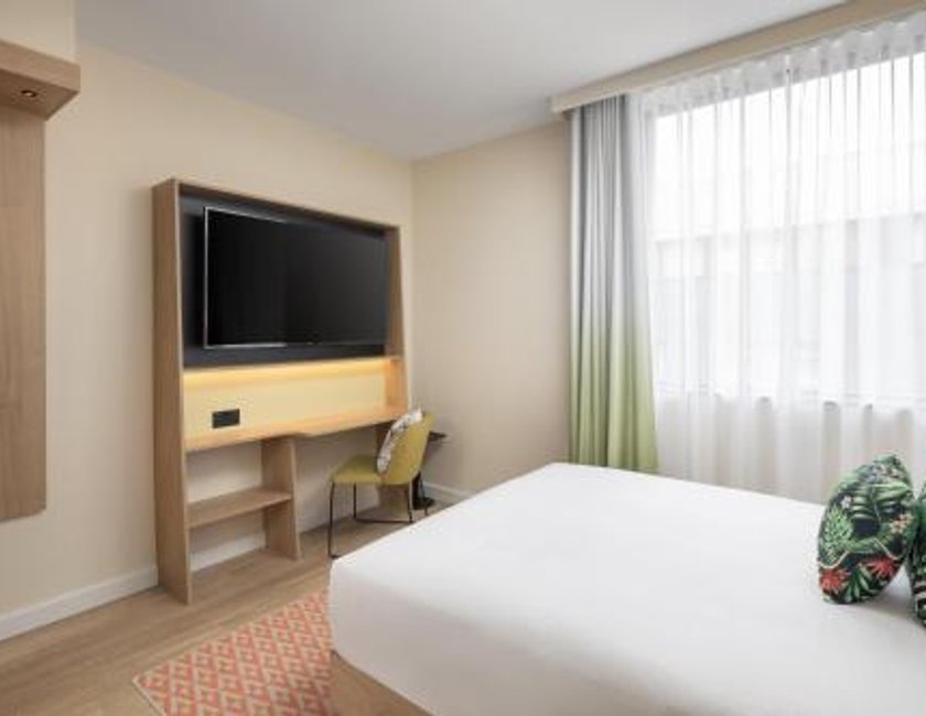 Habitación con cama grande adaptada para personas de movilidad reducida del hotel Hampton By Hilton London Old Street. Foto 4