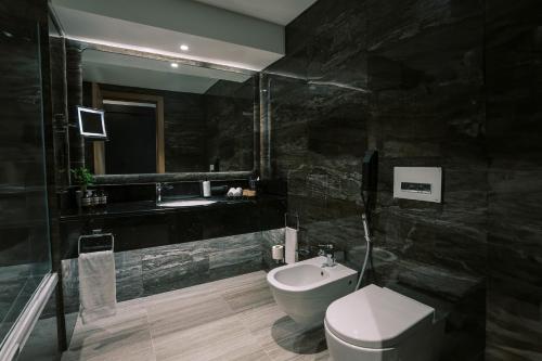 Deluxe King Room with Balcony” del hotel Khalidia Palace Dubai. Foto 2