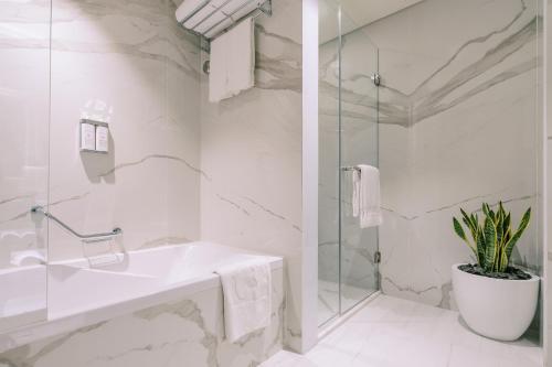 Premium King Room w/ Kitchenette - 15% off on F&B shuttle to Deira City Center, Al Ghurair Mall & La Mer Beach del hotel Khalidia Palace Dubai. Foto 4