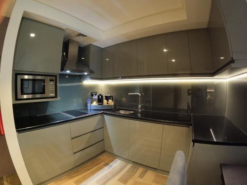 One Bedroom Suite w/ Kitchenette - 15% off on F&B shuttle to Deira City Center, Al Ghurair Mall & La Mer Beach del hotel Khalidia Palace Dubai. Foto 1