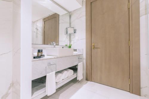 One Bedroom Suite w/ Kitchenette - 15% off on F&B shuttle to Deira City Center, Al Ghurair Mall & La Mer Beach del hotel Khalidia Palace Dubai. Foto 3
