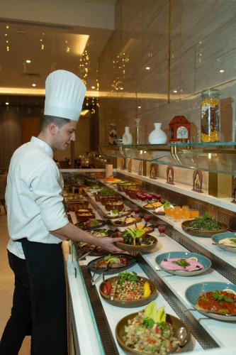 One Bedroom Suite w/ Kitchenette - 15% off on F&B shuttle to Deira City Center, Al Ghurair Mall & La Mer Beach del hotel Khalidia Palace Dubai. Foto 4