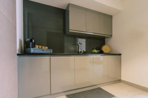 One Bedroom Suite w/ Kitchenette - 15% off on F&B shuttle to Deira City Center, Al Ghurair Mall & La Mer Beach del hotel Khalidia Palace Dubai. Foto 7