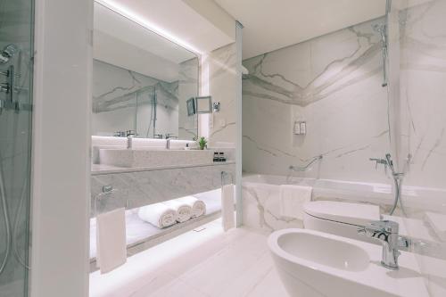 One Bedroom Suite w/ Kitchenette - 15% off on F&B shuttle to Deira City Center, Al Ghurair Mall & La Mer Beach del hotel Khalidia Palace Dubai. Foto 8