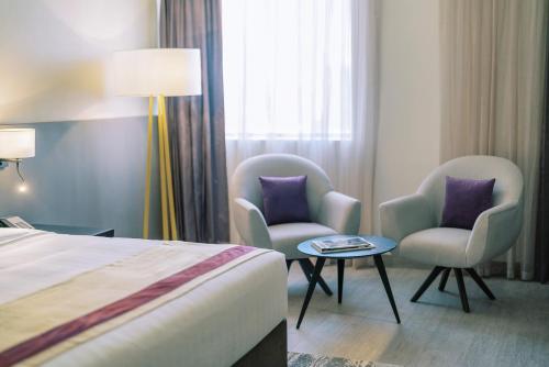 One Bedroom Suite w/ Kitchenette - 15% off on F&B shuttle to Deira City Center, Al Ghurair Mall & La Mer Beach del hotel Khalidia Palace Dubai. Foto 11