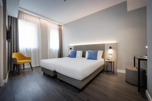 Habitación Doble Estándar - 2 camas del hotel IH Hotels Milano Centrale. Foto 1