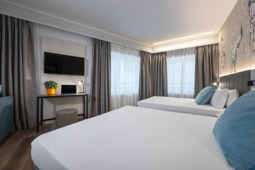 Habitación Doble Superior con 2 camas grandes del hotel IH Hotels Milano Centrale. Foto 4