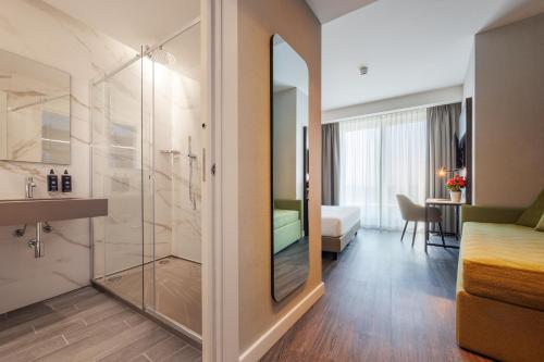 Habitación Doble Deluxe con balcón del hotel IH Hotels Milano Centrale