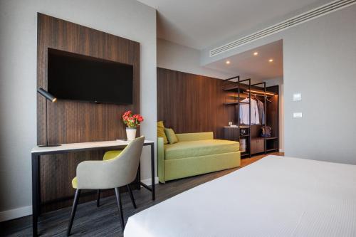 Habitación Doble Deluxe con balcón del hotel IH Hotels Milano Centrale. Foto 1