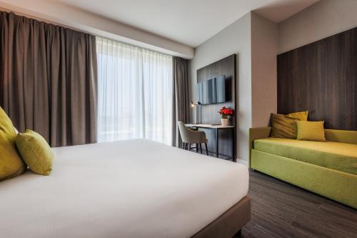 Habitación Doble Deluxe con balcón del hotel IH Hotels Milano Centrale. Foto 5