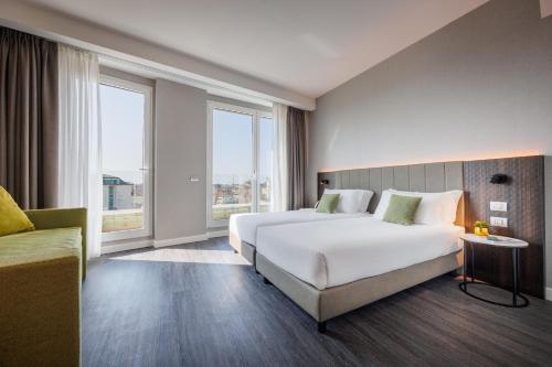 Habitación Doble Deluxe con balcón del hotel IH Hotels Milano Centrale. Foto 6