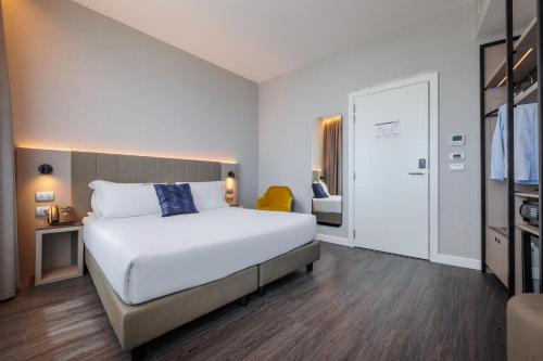 Habitación Doble Estándar del hotel IH Hotels Milano Centrale. Foto 1