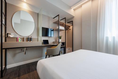 Habitación Doble Estándar del hotel IH Hotels Milano Centrale. Foto 2