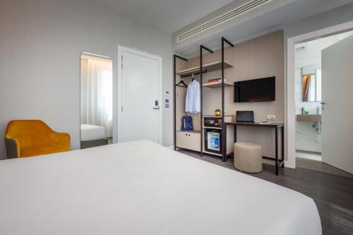 Habitación Doble Estándar del hotel IH Hotels Milano Centrale. Foto 5